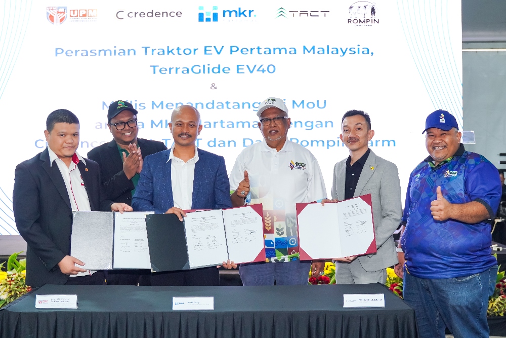 Left to Right: UPM Associate Professor Dr. Nazmi Mat Nawi, MADA director of Mechanical and Electrical Division, Mohd Fadzil Mat Desa, MKR CEO, Mohamed Khalili Rosly, LPP chairman, Haji Mahfuz Omar, Credence senior VP of Operations, Moharmustaqeem Mohammed, and LPP director of Engineering Division, Zaipudin Mohamad. 